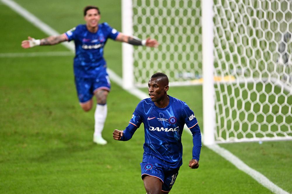 世界波直挂死角，全场尖叫