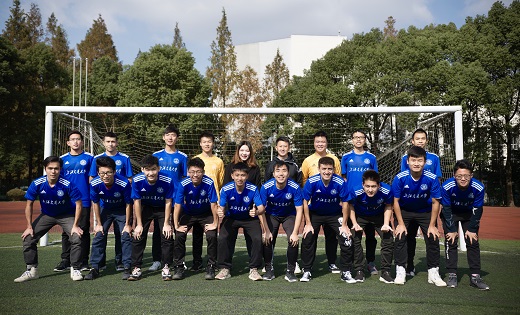 有爱，埃德森用手语向一名聋哑女球童示意：我爱你