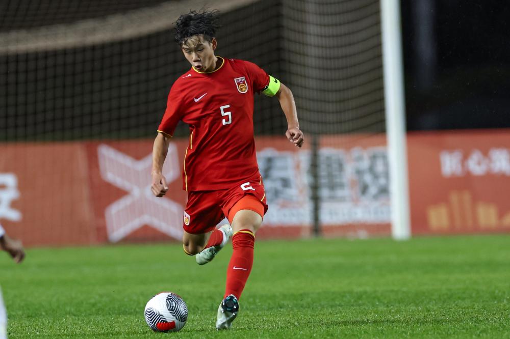 詹姆斯时隔14年再次来蓉，现场表白“我太爱成都了”，球迷冒雨齐聚万象城集体高呼“LBJ”